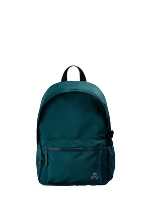 Mochila de color azul verdoso con bolsillo delantero con cremallera, bolsillo lateral elástico, asa superior negra y un pequeño logo de calavera y huesos cruzados en el bolsillo frontal.