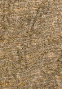 Teksturert stoff i gyllenbrune toner, med et bølget strikkemønster som har subtile variasjoner i trådtetthet og glans.