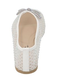 Bailarina blanca de malla con un diseño de red texturizado, adornada con pequeñas perlas iridiscentes y un lazo decorativo. Tacón y suela de cuero sintético.