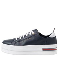 Sneakers platform in pelle blu con lacci bianchi e dettagli in rete. Include un logo dorato e un design striato sulla suola in rosso, bianco e blu.