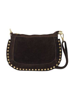 Sac à bandoulière en daim marron foncé avec bords arrondis, clous dorés le long de la bordure avant, et bandoulière ajustable avec fermoir en métal doré.