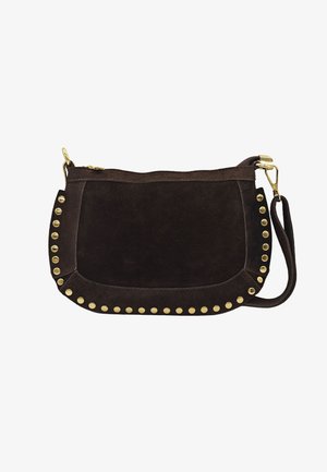 Sac à bandoulière en daim marron foncé avec bords arrondis, clous dorés le long de la bordure avant, et bandoulière ajustable avec fermoir en métal doré.