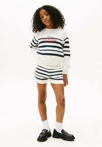Tommy Hilfiger - RELAXED - Shorts - dark night navy stripe Imagen en miniatura 1
