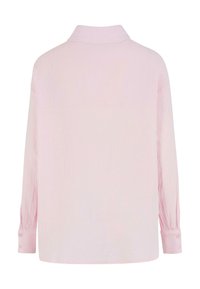 Blouse rose clair à manches longues, en tissu texturé, col classique et poignets boutonnés, vue de dos.
