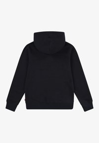 Hoodie preto com capuz ajustável, punhos e bainha canelados. Fabricado em tecido suave, apresenta um design limpo e simples sem logótipos visíveis.