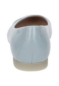 Chaussure plate en cuir bleu clair avec un design arrondi, une texture lisse, des détails de couture subtils et une semelle en caoutchouc beige.