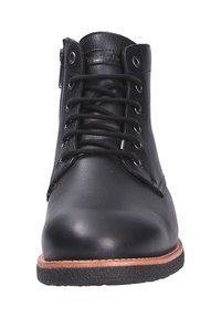 Stivaletti neri in pelle presentano una texture liscia, punta rotonda e un design con lacci, con occhielli in metallo e un accento marrone sulla suola.