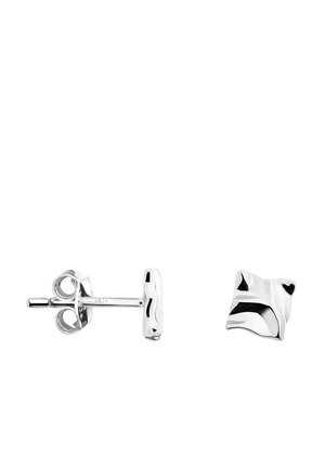Petites boucles d'oreilles clous carrées en argent poli avec une texture légèrement froissée et des fermoirs papillon.