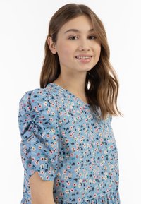 Rochie florală albastră cu mâneci scurte tip puff, decolteu rotund și talie strânsă. Materialul are o textură ușoară și netedă.