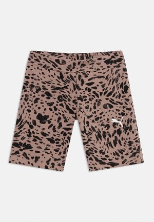 Shorts con stampa animale marrone e nera con logo Puma bianco sulla gamba sinistra.