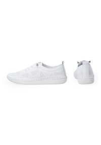 Weiße Mesh-Sportschuhe mit strukturiertem Design, Schnürung vorne und flexibler Gummisohle. Mit dezentem Nähten und Schlaufen-Detail an der Ferse.