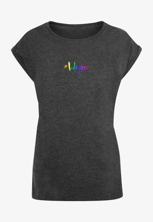 Dunkelgraues T-Shirt mit rundem Ausschnitt und umgeschlagenen kurzen Ärmeln. Mit buntem „#Hope“-Text auf der Vorderseite. Weicher Stoff.