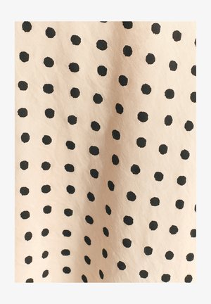 Světlá béžová látka s celoplošným vzorem rovnoměrně rozmístěných černých puntíků, které se mírně liší velikostí a tvarem.