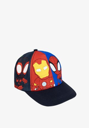 Gorra de béisbol con gráficos de Spider-Man y Iron Man. Principalmente negra con acentos en rojo, azul y verde. Textura de tela con visera curva.
