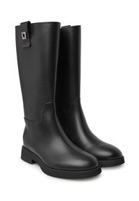 Stivali neri al ginocchio realizzati in pelle liscia con punta rotonda e tacco leggero. Presentano un design minimale e un accento con il marchio su un lato.