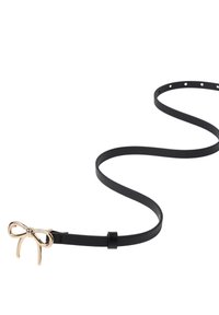 Tynd sort læderbælte med flere huller og en guldfarvet metallic sløjfebuckle i den ene ende.