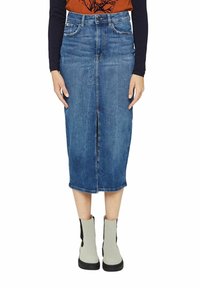 Džínová midi sukně s vybledlým modrým odstínem, s předním rozparkem, pěti kapsami a pasem se zapínáním na knoflík.