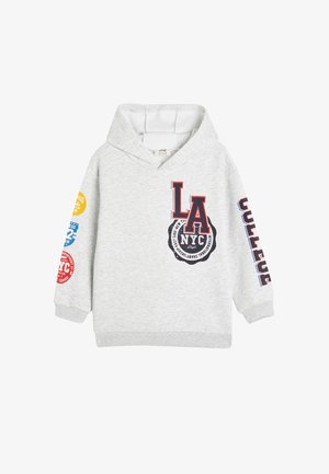 Un sweat à capuche gris clair en mélange de coton. Il présente un grand imprimé sur le devant avec "LA NYC" et des logos de collège en rouge et marine. Poignets côtelés, capuche ajustable.