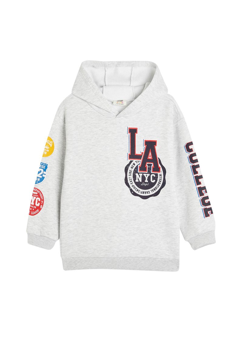 Sudadera de color gris claro hecha de una mezcla de algodón. Presenta un gran estampado frontal con "LA NYC" y logotipos universitarios en rojo y azul marino. Puños acanalados, capucha ajustable.