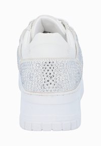Sneaker bianco con tomaia in pelle liscia, decorato con strass argentati sul tallone e una spessa suola in gomma bianca.