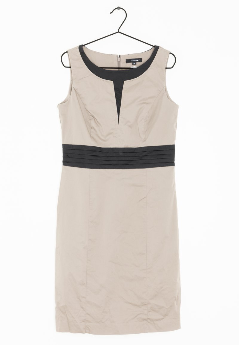 Robe beige à design sans manches, tissu accent noir au niveau du col et de la taille, texture lisse et coupe au genou. Fermeture éclair à l'arrière.