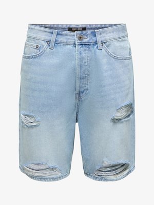 Vaaleansiniset denim-shortsit, joissa kuluneita repeämiä molemmissa lahkeissa, edessä nappi, vetoketju ja vyölenkit.