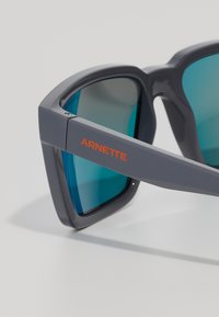 Arnette PLOT TWIST UNISEX - Päikeseprillid - medioum grey