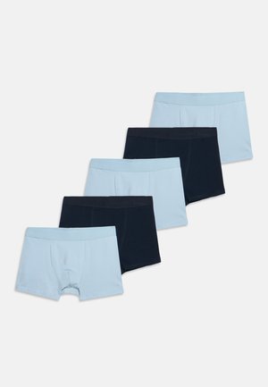 Πέντε ζευγάρια διπλωτά ανδρικά boxer briefs τοποθετημένα διαγώνια, εναλλάσσοντας ανοιχτό μπλε και σκούρο ναυτικό χρώμα σε απλό φόντο.