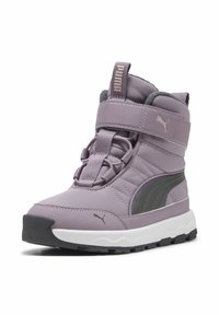 Zimowy but Puma w jasnym lawendowym kolorze z czarnym akcentem. Posiada wyściełany kołnierz, system sznurowania, teksturowany materiał oraz solidną gumową podeszwę.