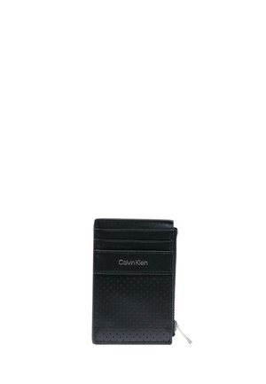 Cartera negra Calvin Klein con textura perforada, ranuras para tarjetas y un compartimento con cremallera sobre un fondo blanco.