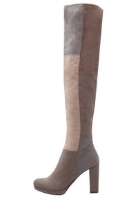 Knähöga stövlar med ett lapptäckesdesign i nyanser av grå och taupe, tillverkade av mocka, med en kraftig klack och rund tå.