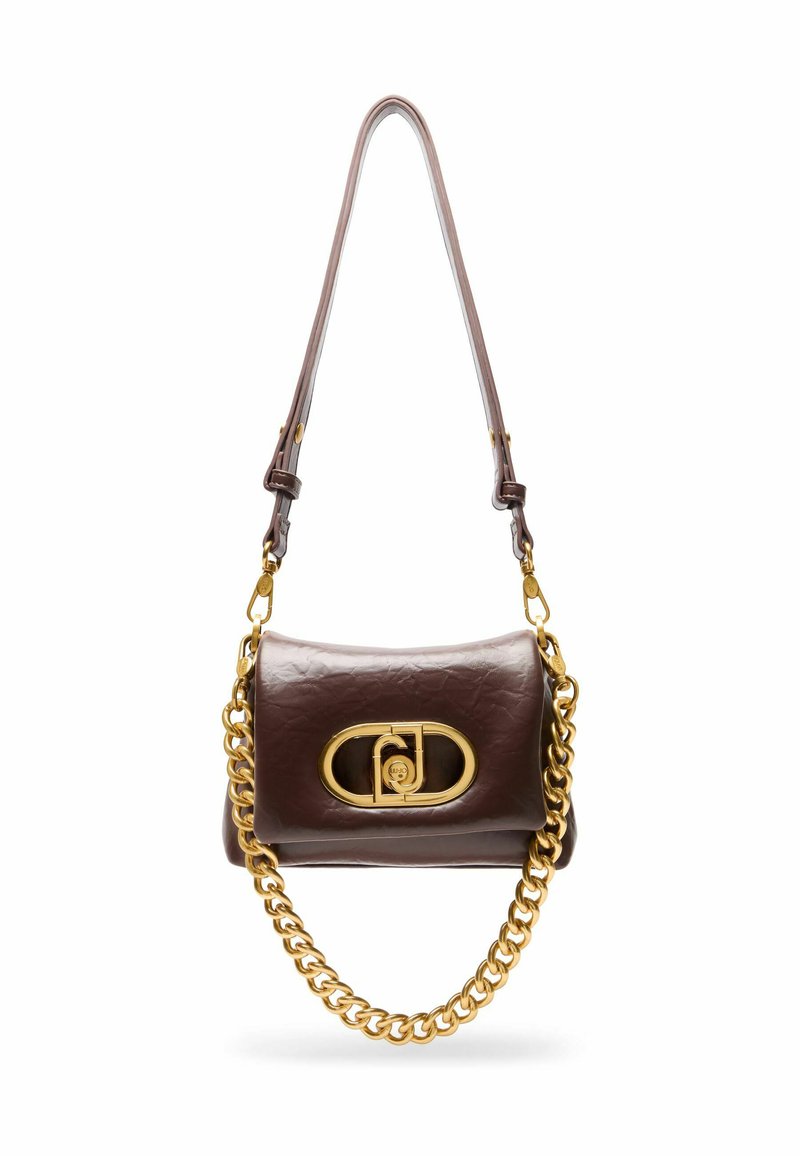 Braune Leder-Schultertasche mit einer goldenen Kettenriemen. Sie hat eine abgerundete rechteckige Form und einen ovalen Verschluss auf der Vorderseite.