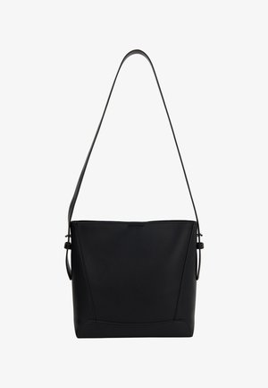 Juodas odinis petinis krepšys su lygiu paviršiumi, minimalistiniu dizainu ir plačiu diržu. Turi stačiakampį siluetą ir siuvinėtas detales.