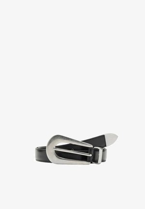 Curea din piele neagră, cu o cataramă metallică curbată, prevăzută cu un vârf central și un capăt neted. Catarama are un finisaj lucios de argint.