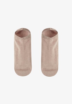 Calcetines tobilleros de color rosa claro de corte bajo, hechos de tela fina, mostrados planos y uno al lado del otro sobre un fondo blanco.