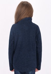 Pullover in pile blu navy con colletto alto, texture a coste e vestibilità rilassata. Finitura liscia e maniche lunghe, adatto per un look casual.