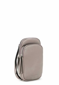 Grå lädercrossbody-väska med två dragkedjefack, slät textur, silverdetaljer och justerbar rem för ökad bekvämlighet.