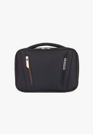 Compatto organizer da viaggio American Tourister nero con maniglia superiore, tasca frontale con cerniera e pannello logo inclinato.
