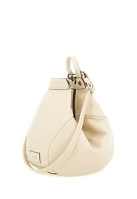 Borsa a mano in pelle color crema con forma arrotondata, dotata di chiusura con zip e una sola tracolla. Design minimalista con accenti sottili.