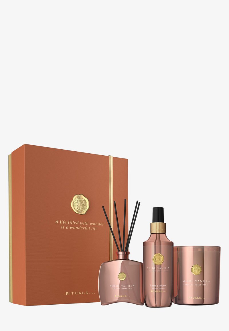 Het Rituals Suede Vanilla giftset bevat een kaars, huisparfum en diffuser. Verpakt in een oranje doos met gouden accenten en tekst.