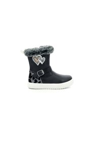 Bota negra con parte superior de pelo sintético, adornada con decoraciones de corazones en plata y gris, con un cinturón lateral y una suela blanca texturizada.