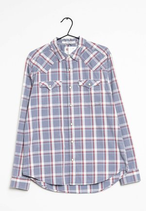 Langärmeliges Hemd mit blauem, weißem und rotem Karomuster und Knöpfen, mit zwei Brusttaschen, präsentiert auf einem schwarzen Bügel vor weißem Hintergrund.