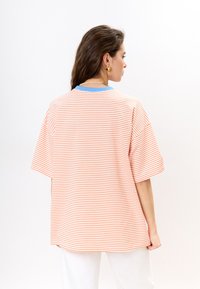 MIRONS - T-shirt z nadrukiem