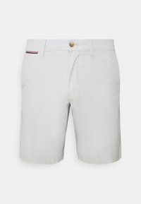 Pantalones cortos de color gris claro, hechos de algodón, con cierre de botón, bolsillos delanteros y sutiles acentos a rayas cerca de la cintura.