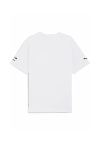 Camiseta blanca de manga corta exhibida por la parte de atrás, con un pequeño logo negro en la manga izquierda y una etiqueta colorida en el dobladillo.