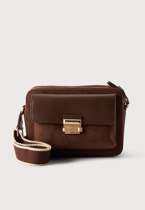 Sac bandoulière marron en daim et en cuir, avec un rabat avant, un fermoir doré et une large bandoulière en tissu.