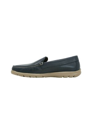 Mocasín de cuero azul marino para hombre, sin cordones, con suela de goma beige, detalle de costura en la punta y diseño casual.