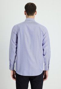 Camicia a maniche lunghe blu e bianca a righe, design aderente, con polsini a bottone, tessuto liscio, orlo curvo e colletto standard.