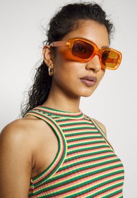 ONLY Petite ONLOFELIA SHORT - Top - strawberry pink/cream gold/pepper green/toffee