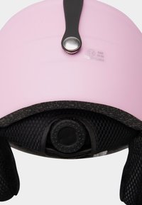 Pink hjelm med en glat ydre skal, sorte accenter, justerbar rem og mesh-inderside for komfort; har et størrelsesmærke og sikkerhedsmærkninger.